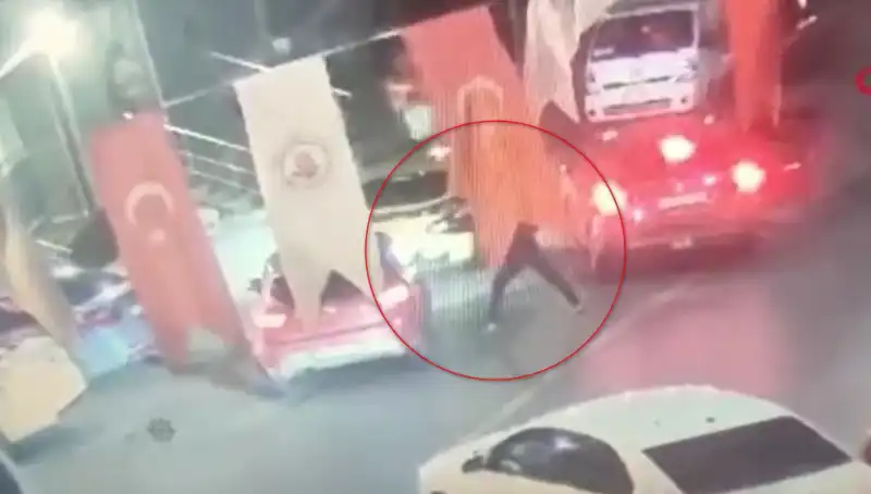 Kağıthane'de Sokak Ortasında Cinayet: Aracındaki Genç Can Pazarına Dönüştü