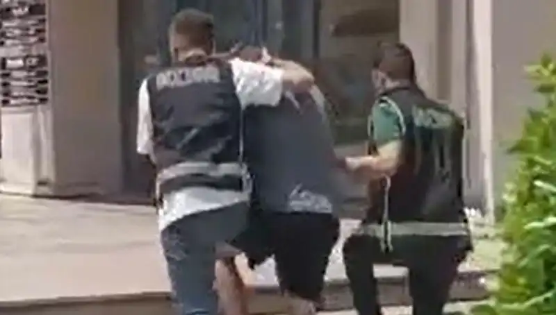 Turist, Sahte Dövizle Alışveriş Yaparken Yakaladı ve Sınır Dışı Edildi