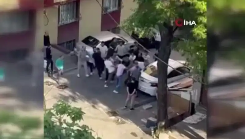 Madde Bağımlısı, Kapıları Zorlayarak Dikkatleri Üzerine Çekti
