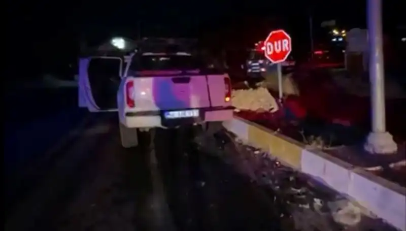İzmir'de Kamyonet ile Hafif Ticari Araç Çarpıştı: 7 Kişi Yaralandı