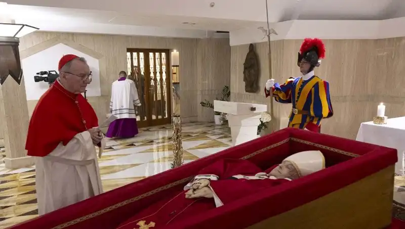 Papa'nın Tabutundaki Fotoğraflar İlk Kez Görücüye Çıktı
