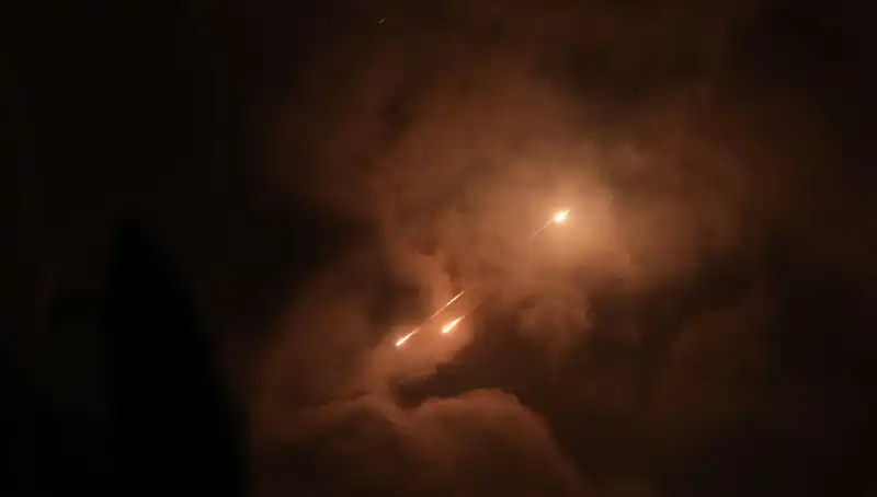 İran'ın Gece Saldırıları: Füzelerin Ateşlenme Saatleri ve Sebepleri